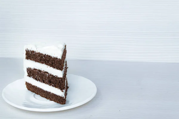 Izquierda Hay Una Rebanada Bizcocho Chocolate Con Crema Mantequilla Fondo —  Fotos de Stock