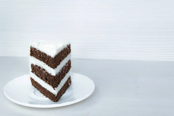 Una Fetta Pan Spagna Cioccolato Con Crema Burro Trova Sinistra — Foto Stock