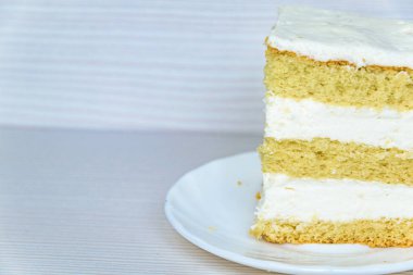 Sağında tereyağlı kremalı vanilyalı bisküvi. Yakın plan..