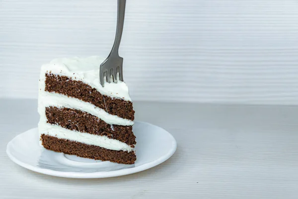 Tenedor Perfora Trozo Bizcocho Chocolate Con Crema Mantequilla Situado Izquierda —  Fotos de Stock