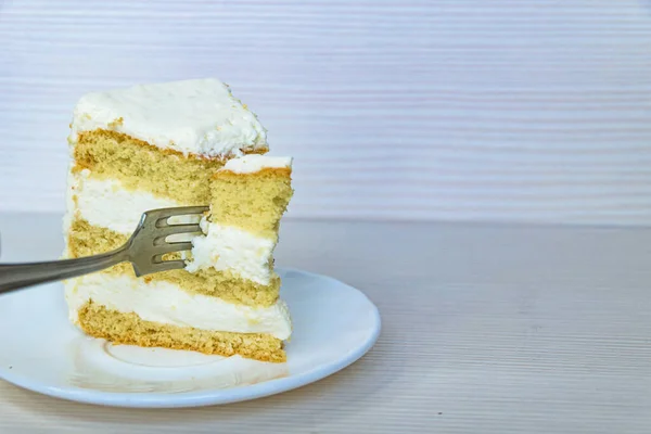 왼쪽에 바닐라 버터크림 케이크를 피어싱합니다 — 스톡 사진