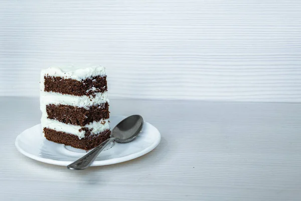 Cucchiaio Pezzo Torta Alla Crema Cioccolato Situato Sulla Destra — Foto Stock