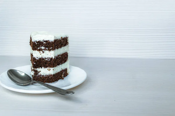 오른쪽에 버터크림 초콜릿 케이크 — 스톡 사진