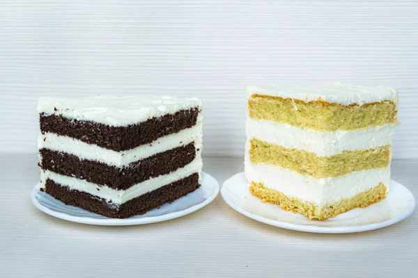 Pezzi Cioccolato Torta Alla Vaniglia Piatto Bianco — Foto Stock