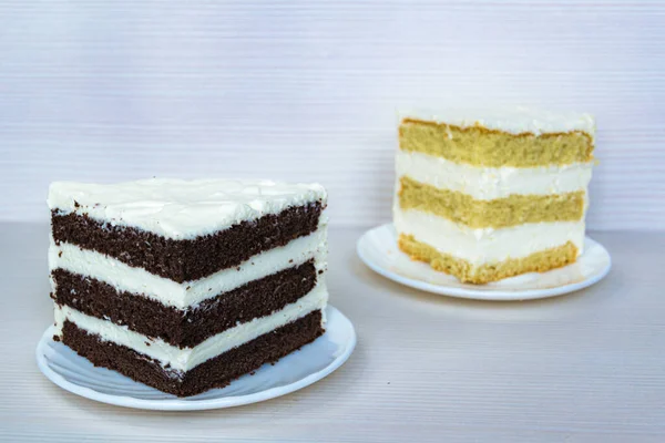 手前のチョコレートケーキとバニラケーキ — ストック写真