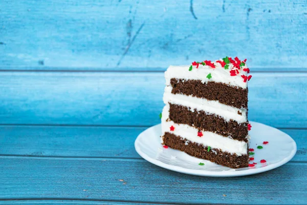 Pedazo Bizcocho Chocolate Con Una Capa Crema Mantequilla Situada Derecha —  Fotos de Stock