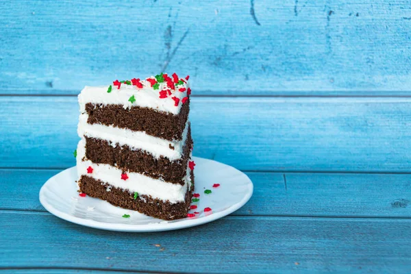 Trozo Bizcocho Chocolate Con Una Capa Crema Mantequilla Izquierda Fondo —  Fotos de Stock