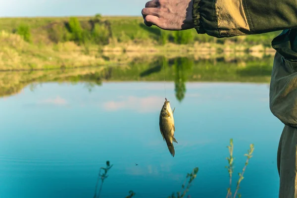 Ein Fischer Und Ein Fisch Frühen Morgen Auf Dem See — Stockfoto
