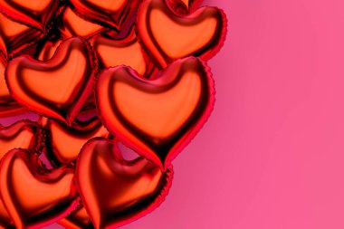 Sağ tarafında boş bir boşluk olan, dikdörtgen bir pankarttaki kalp şeklinde balonların üç boyutlu çizimi. Kartpostallar ve afişler için harika. Sağlam bir arka planda izole edilmiş. Yüksek kalite fotoğraf