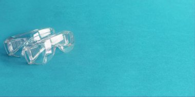 Tıbbi geçmişi ve iki çift tıbbi gözlüğü var. Coronavirus koruma ekipmanları.