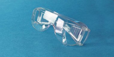 Tıbbi geçmişi ve yakın plan tıbbi gözlüğü var. Coronavirus koruma ekipmanları.