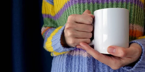 Mulher mão segurando xícara de chá branco. Copo de café cerâmico mock up. — Fotografia de Stock
