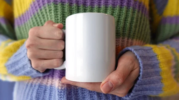 Donna mano tenendo tazza di tè bianco. tazza di caffè in ceramica mock up. — Foto Stock