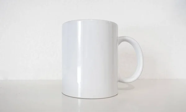 Witte keramische cup mock up voor koffie of thee logotype en branding. — Stockfoto