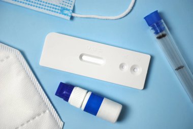 Koronavirüs 19 'a giden antikorlar için tıbbi maske, reaktör ve test tüpleriyle yapılan hızlı testin en üst görüntüsü. Tıbbi düz çizgi