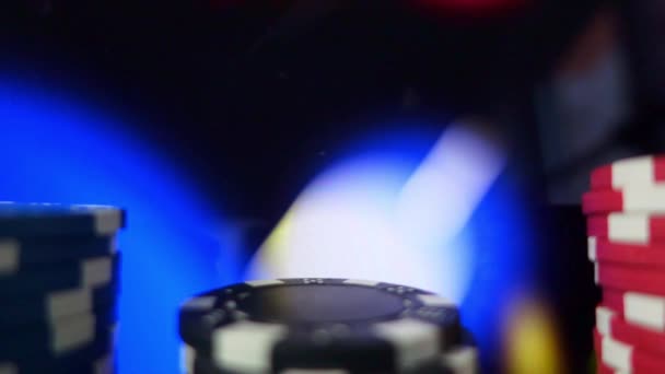 कैसीनो या जुआ पृष्ठभूमि। पोकर चिप्स शीर्ष दृश्य पक्ष में धीमी गति के साथ — स्टॉक वीडियो