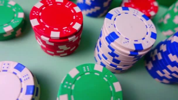 Casino o fondo de juego. Poker chips vista superior con movimiento lento a un lado — Vídeos de Stock