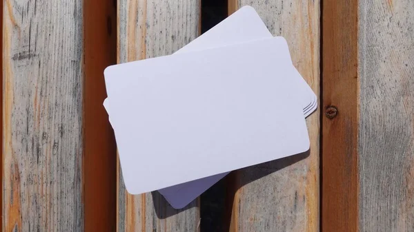 Prázdná hrací karta maká. Balíček bílých karet na dřevěném pozadí — Stock fotografie