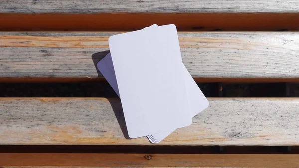 Prázdná hrací karta maká. Balíček bílých karet na dřevěném pozadí — Stock fotografie
