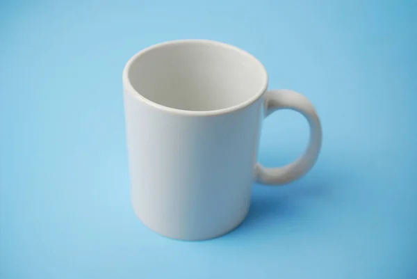 Burla de taza de cerámica blanca para el logotipo y la marca de café o té. — Foto de Stock