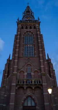 Hollanda, Schagen 'deki Katedral' in önünde, gün doğumuna yakın, mavi saat.