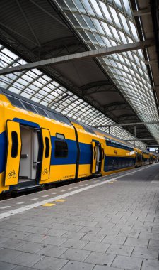 Amsterdam Centraal İstasyonunda Hollanda Transit
