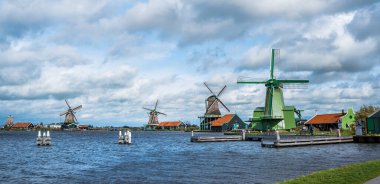 Hollanda 'nın Zaan nehri boyunca Zaanse Schans, Hollanda' da yel değirmenleri