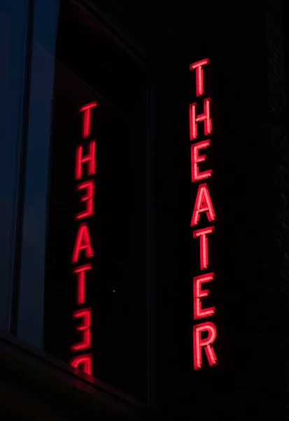 Röd Neon Teater Tecken Med Reflektion — Stockfoto