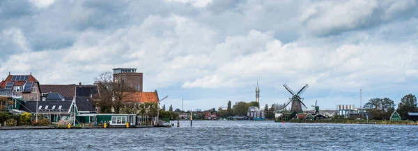 オランダのザーン川を挟んでオランダの街並み オランダの風車 — ストック写真