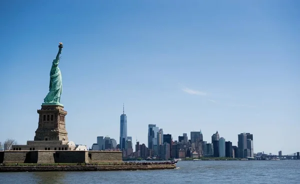 Liberty Island Mit New Yorker Stadtbild Hintergrund Freiheitsstatue — Stockfoto