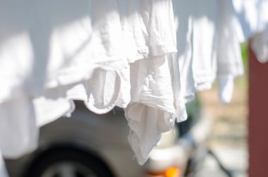 Peg ile asılı beyaz gömlek