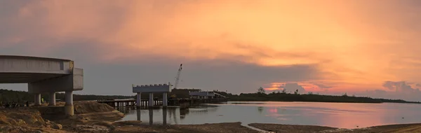 Bitmemiş köprü inşaatı ile günbatımı panorama