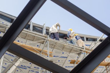 İnşaat işçisi çatı montaj