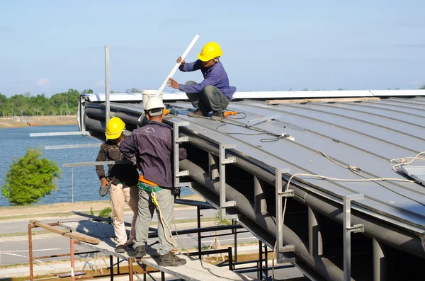 Construction worker roof installation — Stock Photo, Image