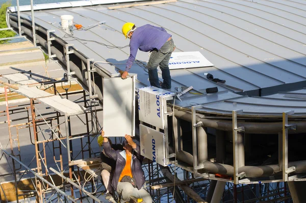 Trabalhador da construção civil fazendo instalação telhado Imagem De Stock