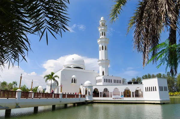 Tengku Tengah Zaharah Camii ya da yüzen cami