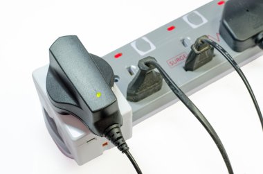 Üç şekilde elektrik prizine