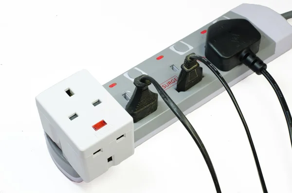 Üç şekilde elektrik prizine