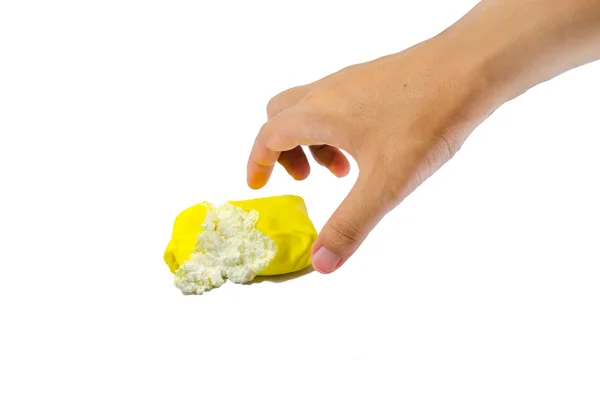 Hand bereiken voor gele crêpe roll met crème vulling — Stockfoto
