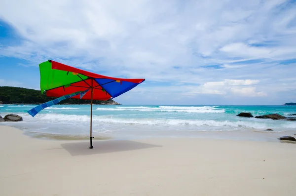 Ombrellone vicino alla spiaggia — Foto Stock