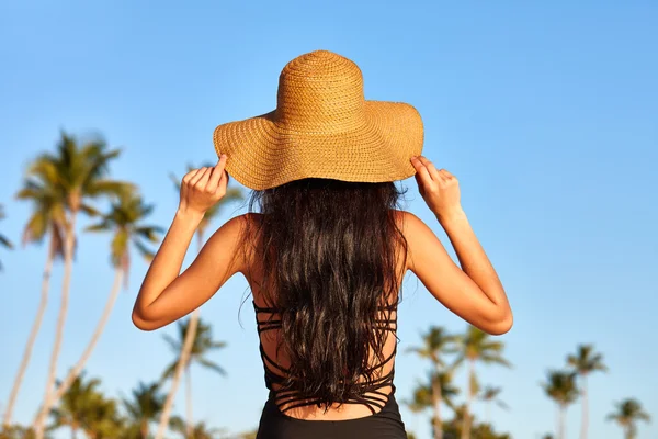 Mulher de chapéu de sol em uma praia — Fotografia de Stock