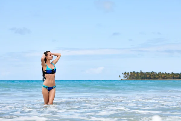 Woman on a tropical beach — Stock Photo, Image