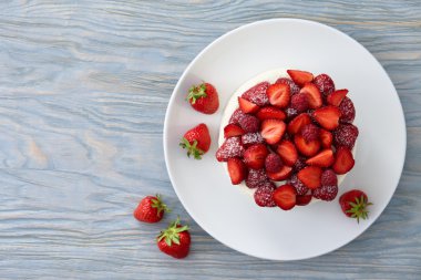 Berry pasta üzerinde mavi arka plan