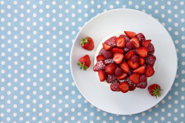 Berry pasta mavi noktalı arka plan üzerinde