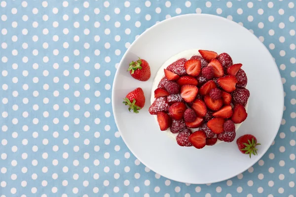 Berry pasta mavi noktalı arka plan üzerinde