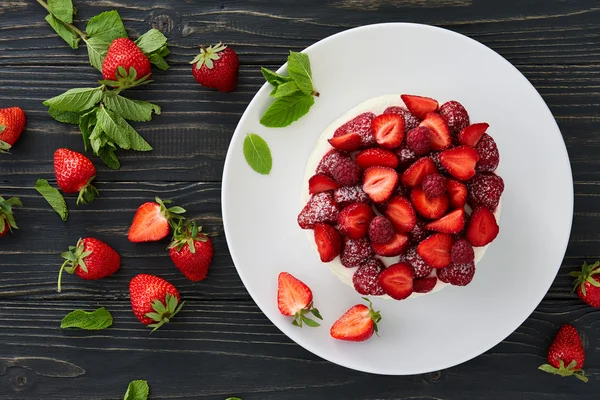 Berry kek koyu arka plan üzerine