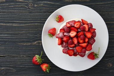 Berry kek koyu arka plan üzerine