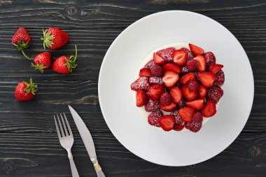 Berry kek koyu arka plan üzerine