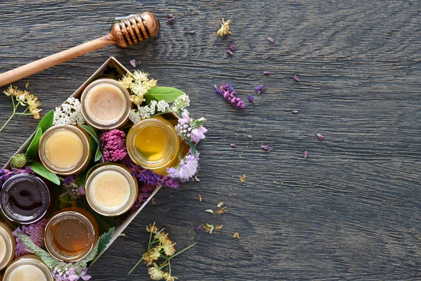 Bir kutu içinde bal çeşitleri