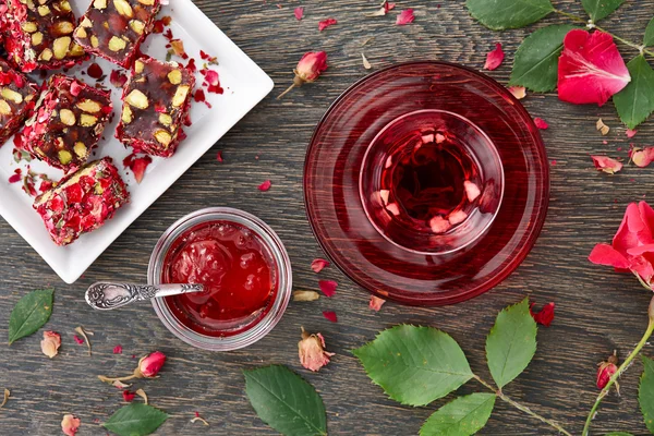 Чай гибискус с джемом из роз и турецким восторгом — стоковое фото